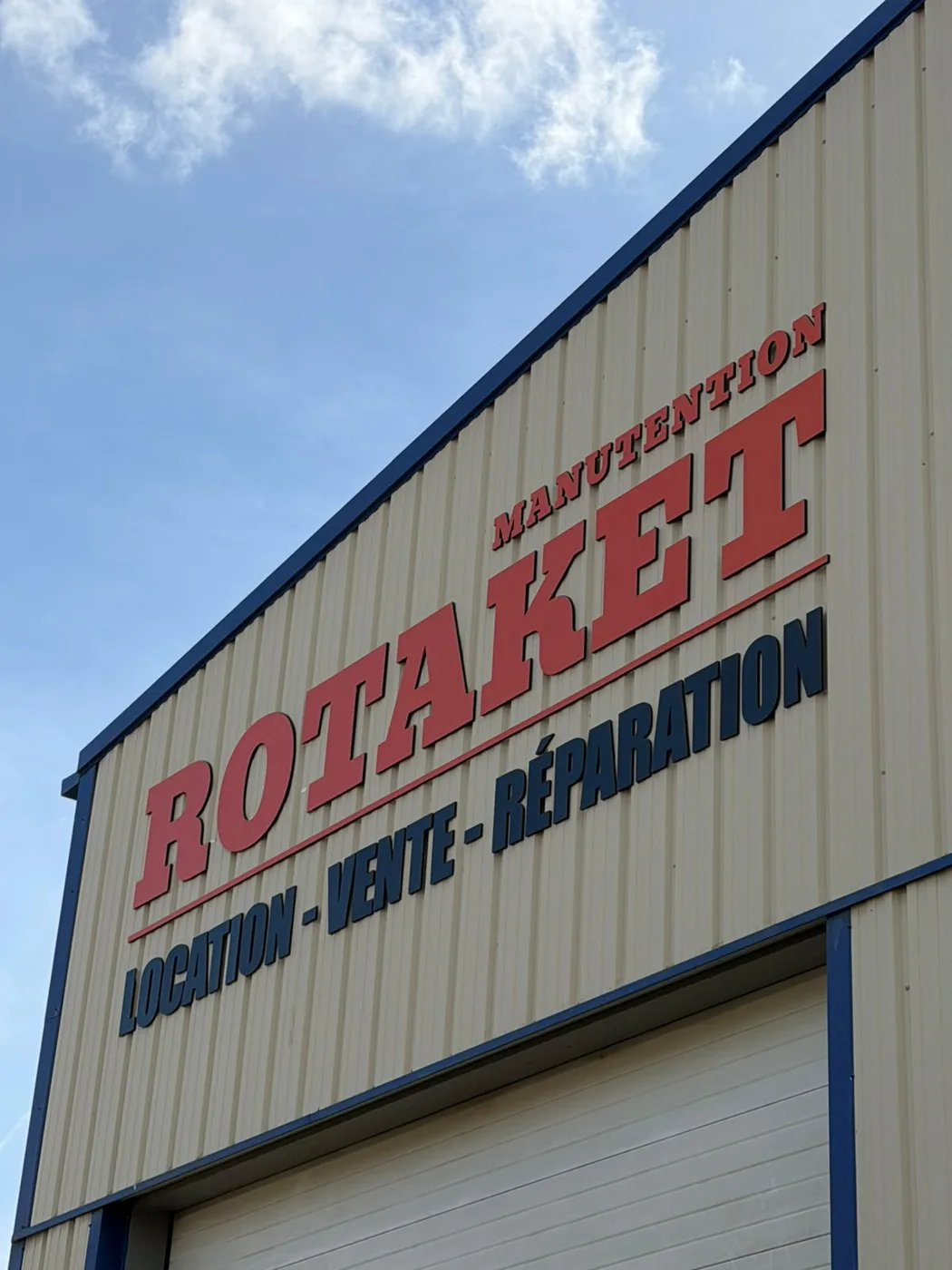 Lettres relief découpées Rotaket Manutention posées sur la façade par Loire Pub